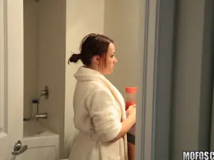 Pervs On Patrol - Big Assed Girl in the Shower - 11/04/2014