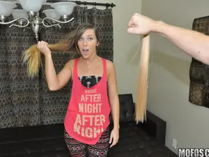 I Know That Girl - Boyfriend Pranks his Hot GF - 02/16/2015