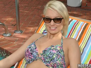 I Know That Girl - Bikini Babe's Oily Booty - 03/30/2015