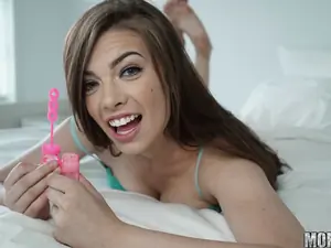 I Know That Girl - Zoe Wood Gets A Facial - 08/31/2015