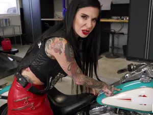 I Know That Girl - Squirting Biker Babe Fucks The Mechanic - 03/21/2020