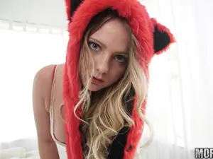I Know That Girl - Bubblegum Cutie Teases Her Man - 11/23/2015