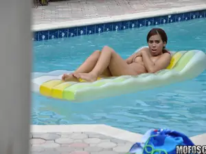 Pervs On Patrol - I Spy Poolside Thigh - 07/28/2011