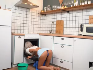 Stranded Teens - Help! I'm Stuck in an Oven! - 05/18/2022