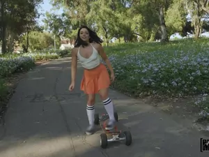 Public Pickups - Sweaty Babe Likes to Cool Down with a Cock - 05/24/2022
