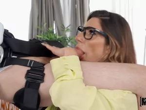 I Know That Girl - Sexy Office Worker Seduces Handyman Jordi! - 07/06/2022