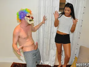 I Know That Girl - Asian Honey Gets Pranked - 08/08/2016