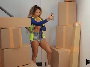 I Know That Girl - Unboxing Her Box at Work - 01/11/2023