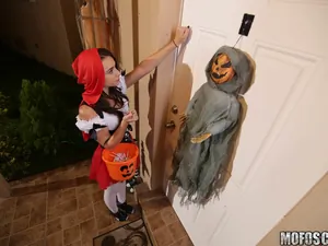 Don't Break Me - Brunette Spinner Fucks on Halloween - 11/01/2016
