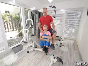 Don't Break Me - Trainer Stretches Pressley Out - 11/26/2016