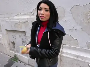 Public Pickups - Naughty Tourist Sucks Dick for Cash - 12/21/2016