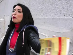 Public Pickups - Naughty Tourist Sucks Dick for Cash - 12/21/2016