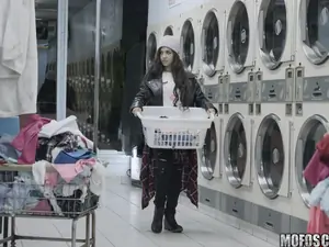 Pervs On Patrol - Latina Gets Facial In Laundromat - 01/13/2017