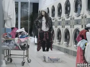 Pervs On Patrol - Latina Gets Facial In Laundromat - 01/13/2017