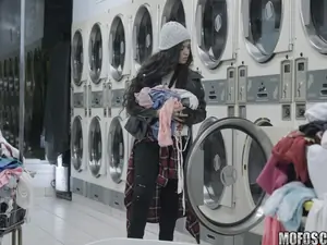 Pervs On Patrol - Latina Gets Facial In Laundromat - 01/13/2017