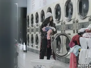 Pervs On Patrol - Latina Gets Facial In Laundromat - 01/13/2017