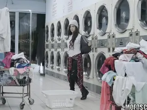 Pervs On Patrol - Latina Gets Facial In Laundromat - 01/13/2017