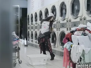 Pervs On Patrol - Latina Gets Facial In Laundromat - 01/13/2017