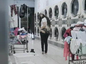 Pervs On Patrol - Latina Gets Facial In Laundromat - 01/13/2017