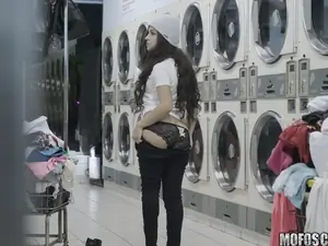 Pervs On Patrol - Latina Gets Facial In Laundromat - 01/13/2017