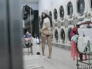 Pervs On Patrol - Latina Gets Facial In Laundromat - 01/13/2017
