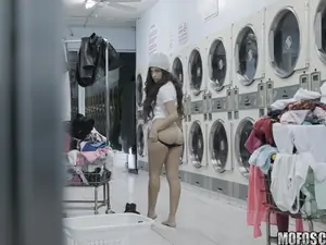 Pervs On Patrol - Latina Gets Facial In Laundromat - 01/13/2017