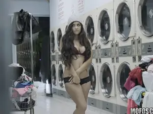 Pervs On Patrol - Latina Gets Facial In Laundromat - 01/13/2017