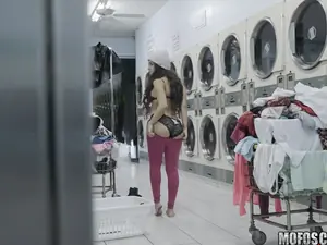 Pervs On Patrol - Latina Gets Facial In Laundromat - 01/13/2017