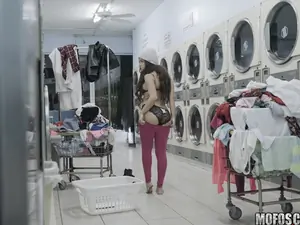 Pervs On Patrol - Latina Gets Facial In Laundromat - 01/13/2017