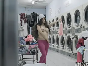 Pervs On Patrol - Latina Gets Facial In Laundromat - 01/13/2017