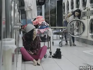Pervs On Patrol - Latina Gets Facial In Laundromat - 01/13/2017