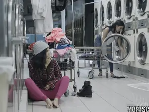 Pervs On Patrol - Latina Gets Facial In Laundromat - 01/13/2017