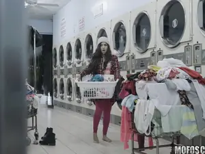 Pervs On Patrol - Latina Gets Facial In Laundromat - 01/13/2017