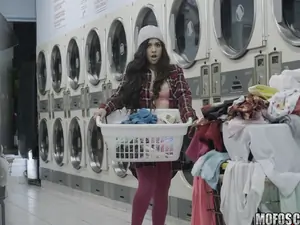 Pervs On Patrol - Latina Gets Facial In Laundromat - 01/13/2017