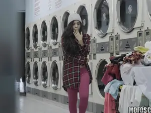 Pervs On Patrol - Latina Gets Facial In Laundromat - 01/13/2017