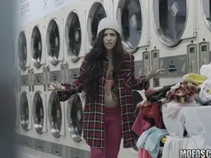 Pervs On Patrol - Latina Gets Facial In Laundromat - 01/13/2017