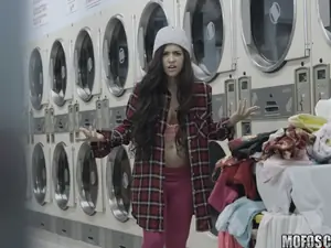 Pervs On Patrol - Latina Gets Facial In Laundromat - 01/13/2017