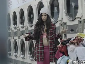 Pervs On Patrol - Latina Gets Facial In Laundromat - 01/13/2017