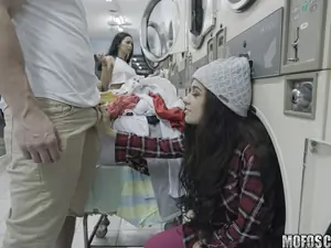Pervs On Patrol - Latina Gets Facial In Laundromat - 01/13/2017