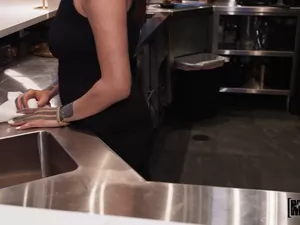 Let's Post It - Hotel Bartender Is a Flirt - 01/06/2026