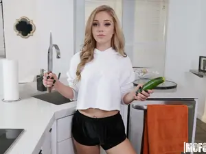 I Know That Girl - Kali Roses Has Dick for Dinner - 11/02/2017